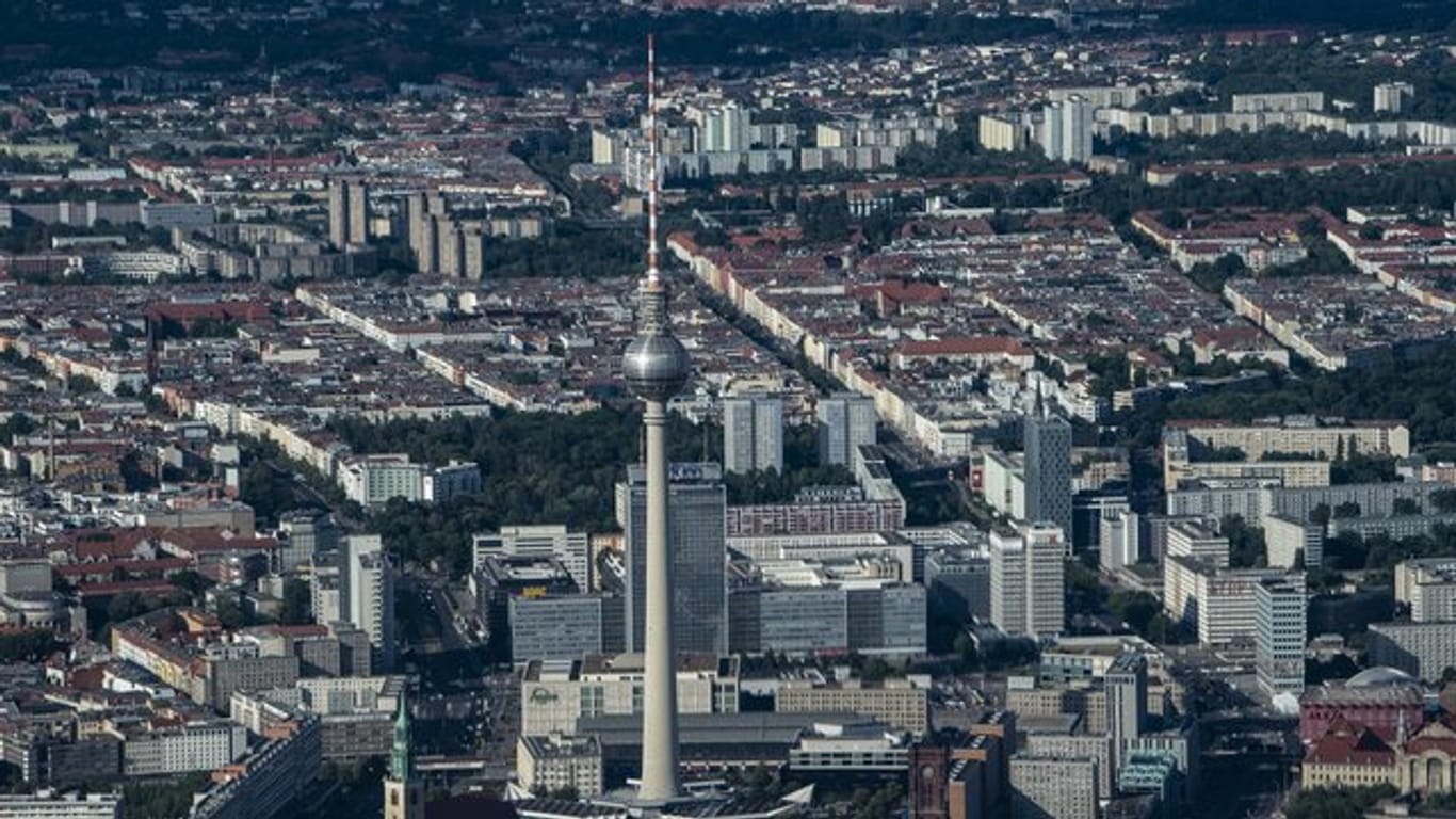 Der Fernsehturm überragt die Gebäude rund um den Berliner Alexanderplatz.