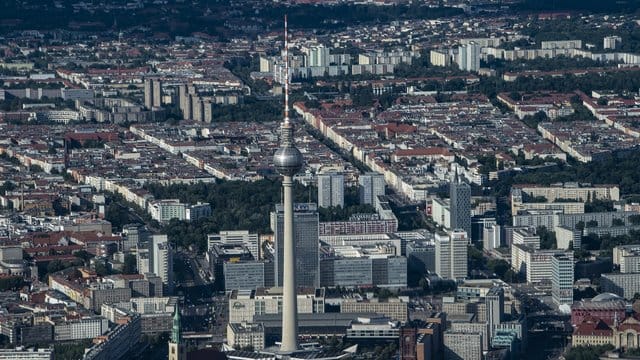 Der Fernsehturm überragt die Gebäude rund um den Berliner Alexanderplatz.