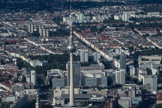 Der Fernsehturm überragt die Gebäude rund um den Berliner Alexanderplatz.