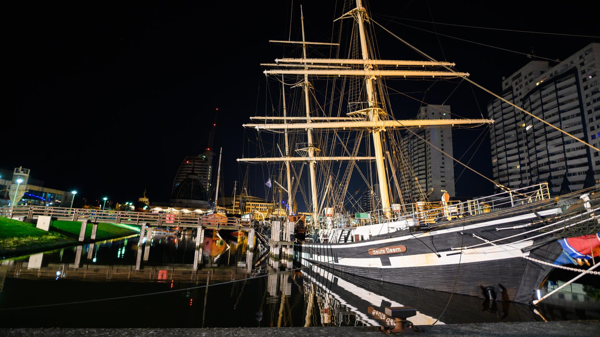 Das historische Segelschiff "Seute Deern" im Alten Hafen: Vermutlich ein Pumpenausfall ließ das Schiff in eine Schräglage absacken.