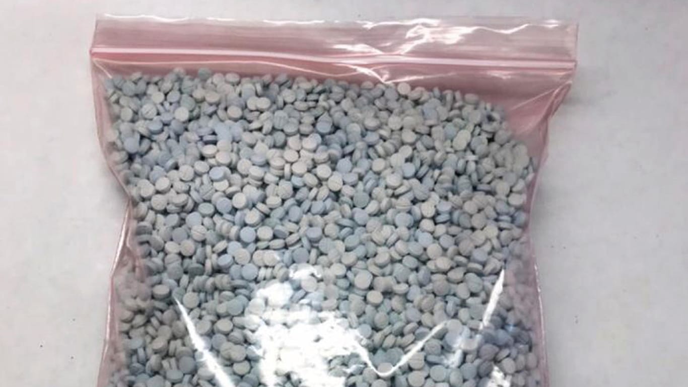 Ein Päckchen mit Fentanyl-Tabletten: Die Ermittler stellten 30 Kilogramm der Drogen sicher – genug, "um mehr als 14 Millionen Menschen zu töten". (Symbolbild)
