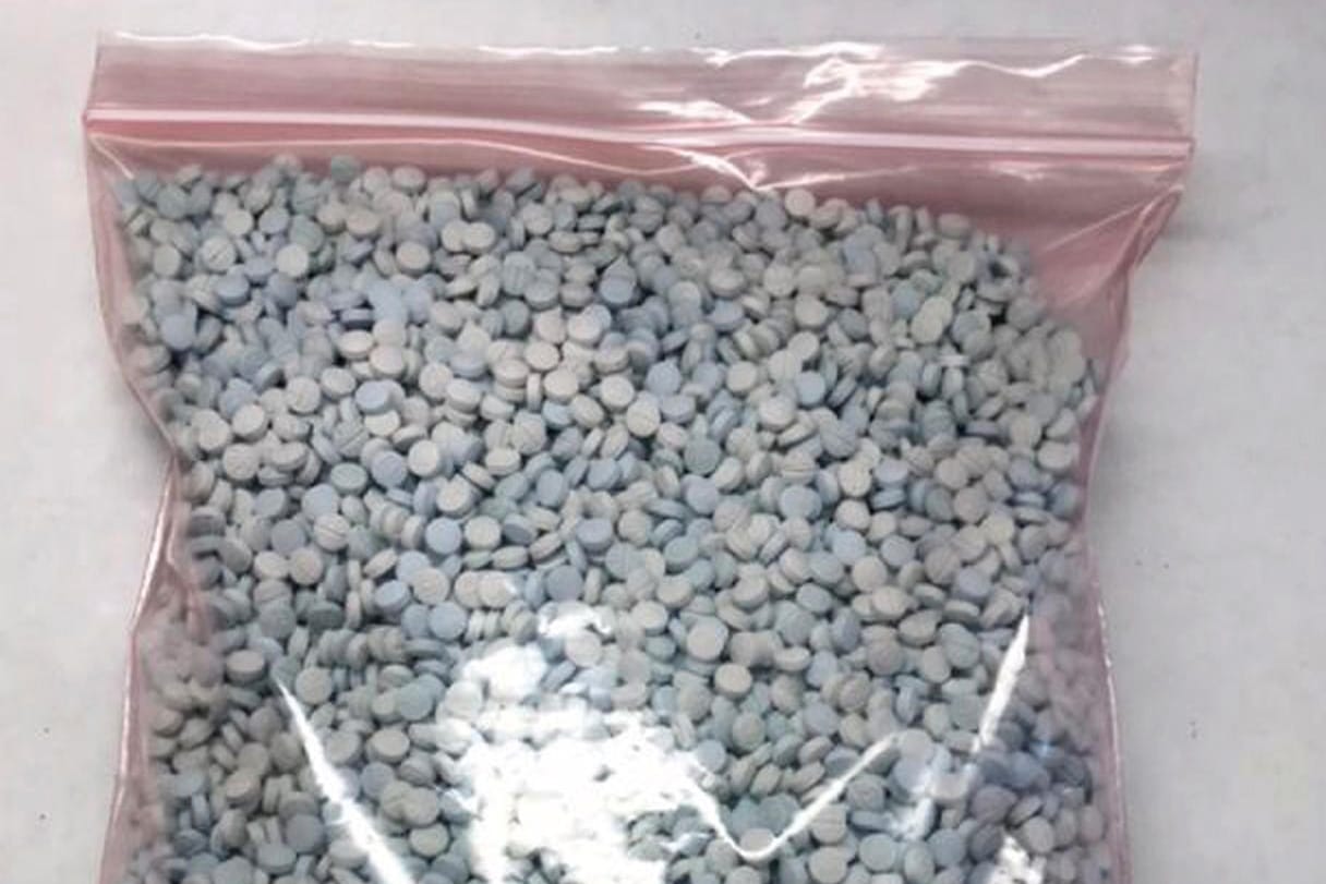 Ein Päckchen mit Fentanyl-Tabletten: Die Ermittler stellten 30 Kilogramm der Drogen sicher – genug, "um mehr als 14 Millionen Menschen zu töten". (Symbolbild)