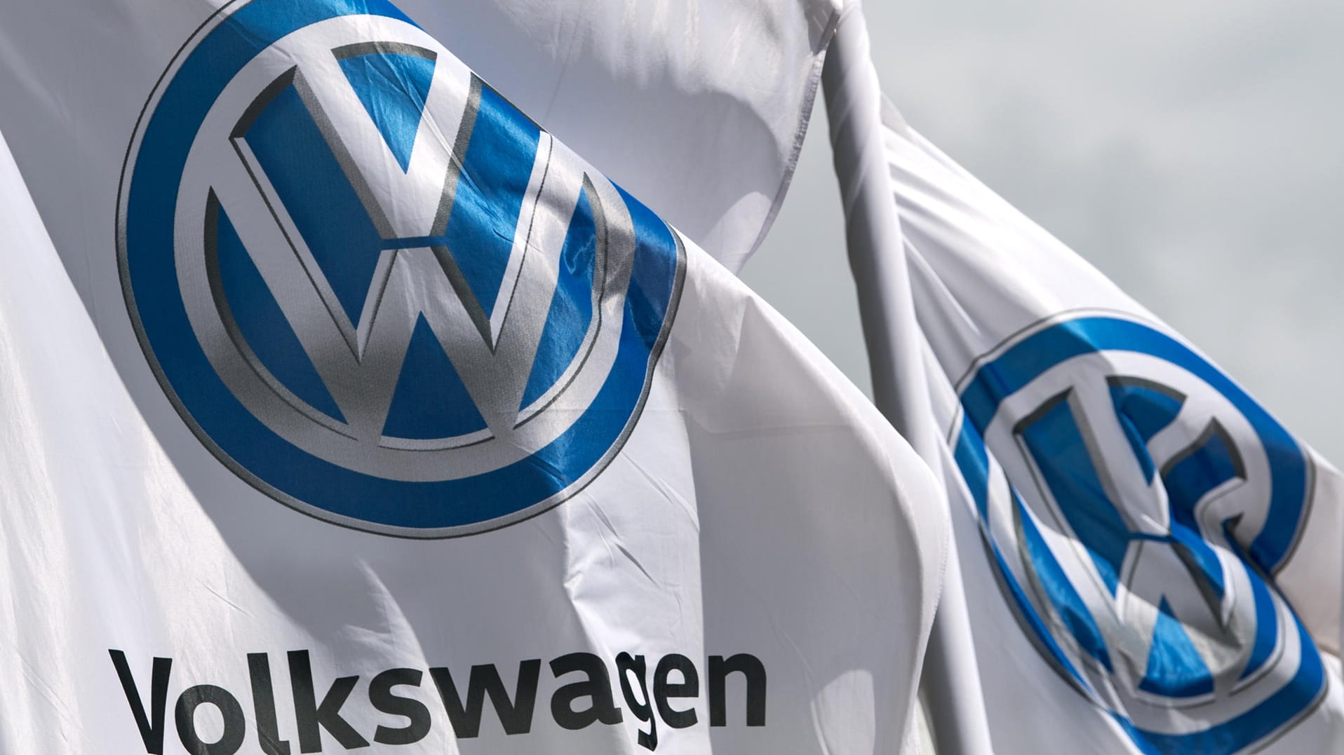 Flaggen mit dem VW-Logo: Der Konzern hat sich mit klagenden Fahrzeugbesitzern geeinigt.