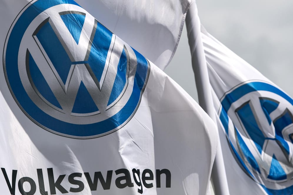 Flaggen mit dem VW-Logo: Der Konzern hat sich mit klagenden Fahrzeugbesitzern geeinigt.