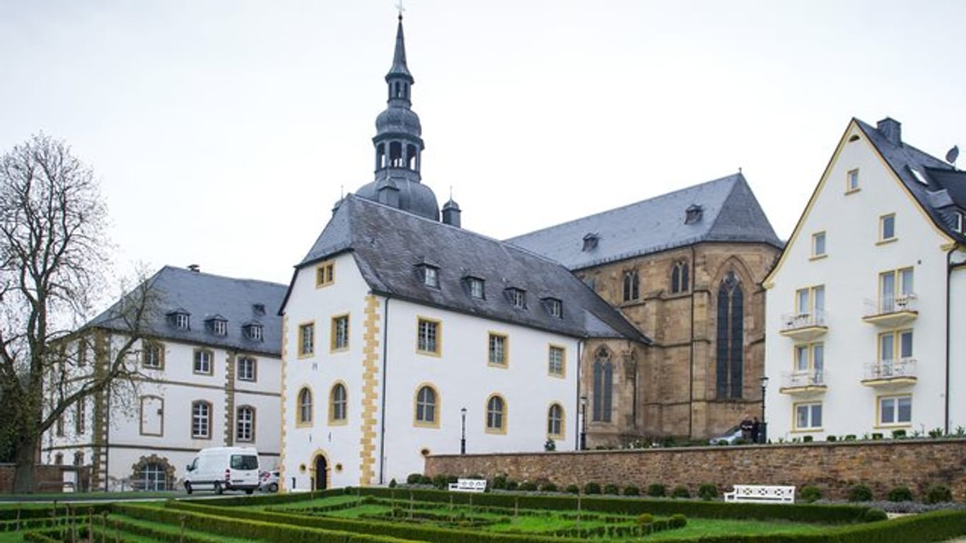 Der Künstler Gerhard Richter (87) hat drei große Kirchenfenster für das Benediktinerkloster im saarländischen Tholey entworfen.