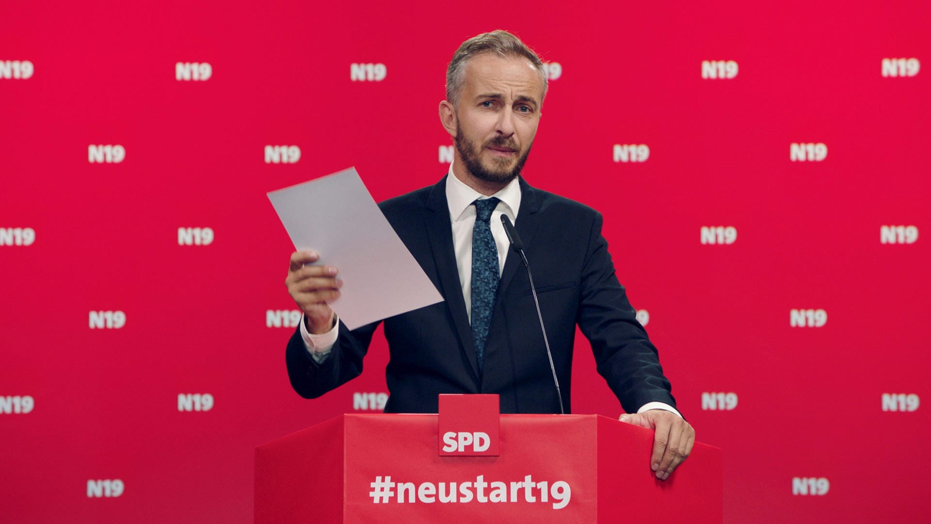 Satiriker Jan Böhmermann in seinem "Neo Magazin Royale": "Wir brauchen eine mehr oder weniger qualifizierte Mitkandidatin".