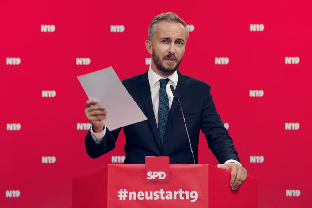 Satiriker Jan Böhmermann in seinem "Neo Magazin Royale": "Wir brauchen eine mehr oder weniger qualifizierte Mitkandidatin".