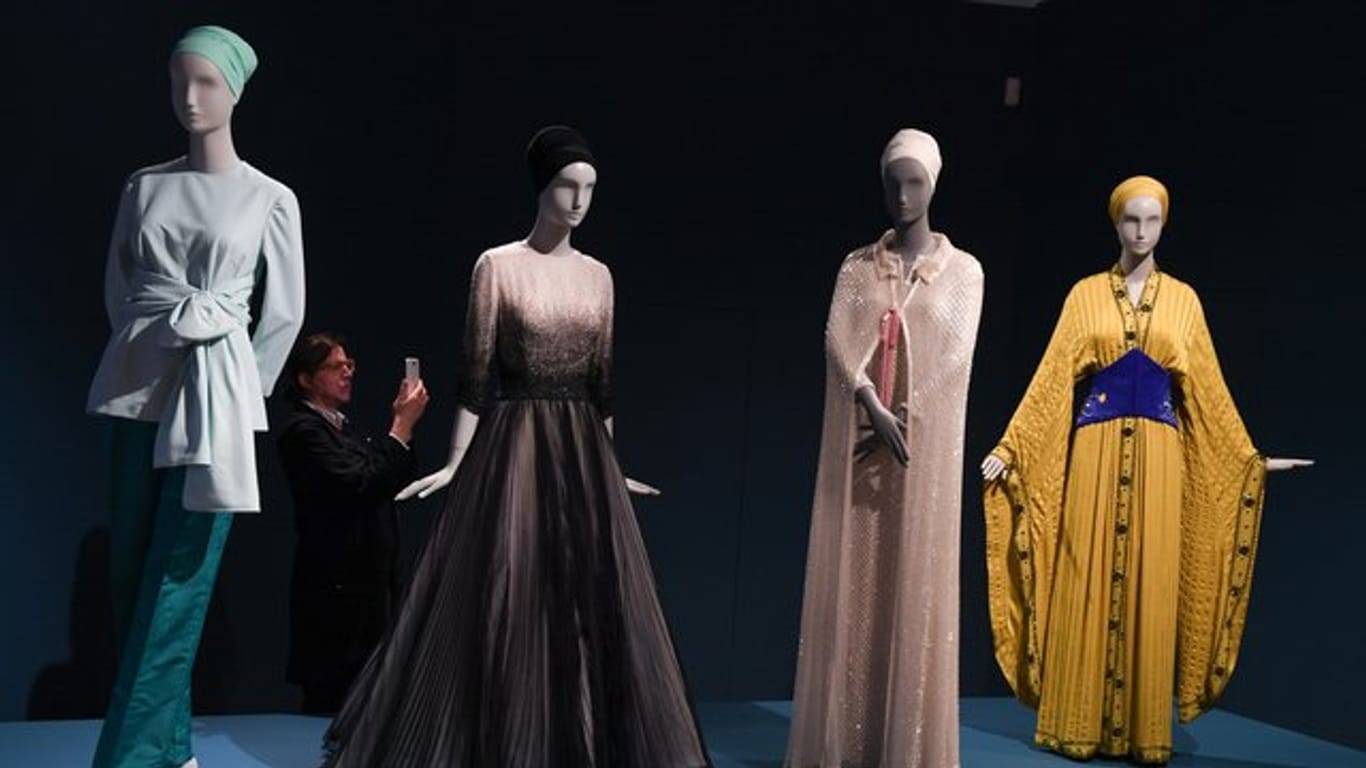 Haute-Couture-Exponate der Designer Pierpaolo Piccioli (l-r), Bill Gaytten, Karl Lagerfeld und Jean Paul Gaultier sind in der Ausstellung "Contemporary Muslim Fashions" im Frankfurter Museum Angewandte Kunst zu sehen.