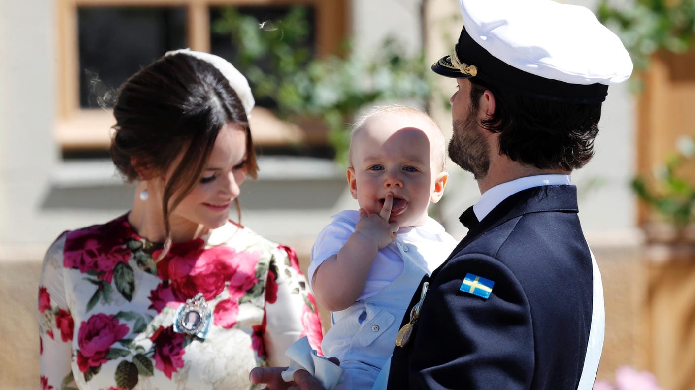 Sofia und Carl Philip: Sie wurden 2017 zum zweiten Mal Eltern – hier tragen sie ihren Zweitgeborenen Gabriel auf dem Arm.