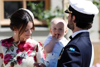 Sofia und Carl Philip: Sie wurden 2017 zum zweiten Mal Eltern – hier tragen sie ihren Zweitgeborenen Gabriel auf dem Arm.