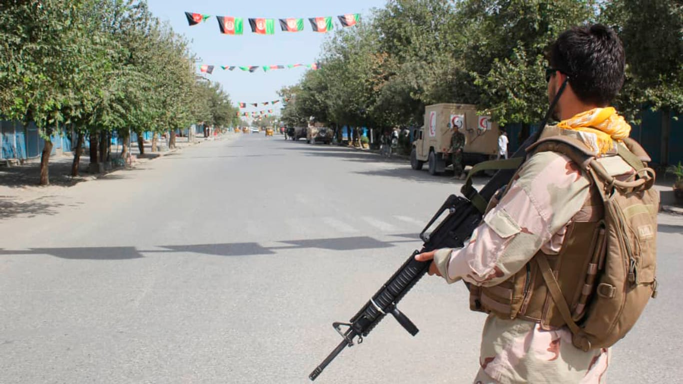 Ein Soldat steht auf einer Straße Wache: Die Taliban begannen um 1 Uhr nachts mit dem Angriff, mittags waren weiterhin Gewehrfeuer zu hören.