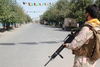 Ein Soldat steht auf einer Straße Wache: Die Taliban begannen um 1 Uhr nachts mit dem Angriff, mittags waren weiterhin Gewehrfeuer zu hören.