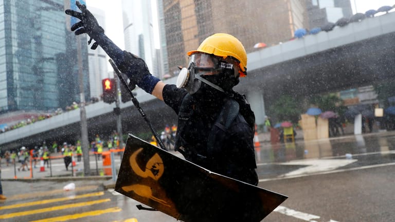 Demonstrant in Hongkong: Die Polizei setzt Wasserwerfer und Tränengas ein, um einen erneuten Sturm auf das Parlament zu verhindern.