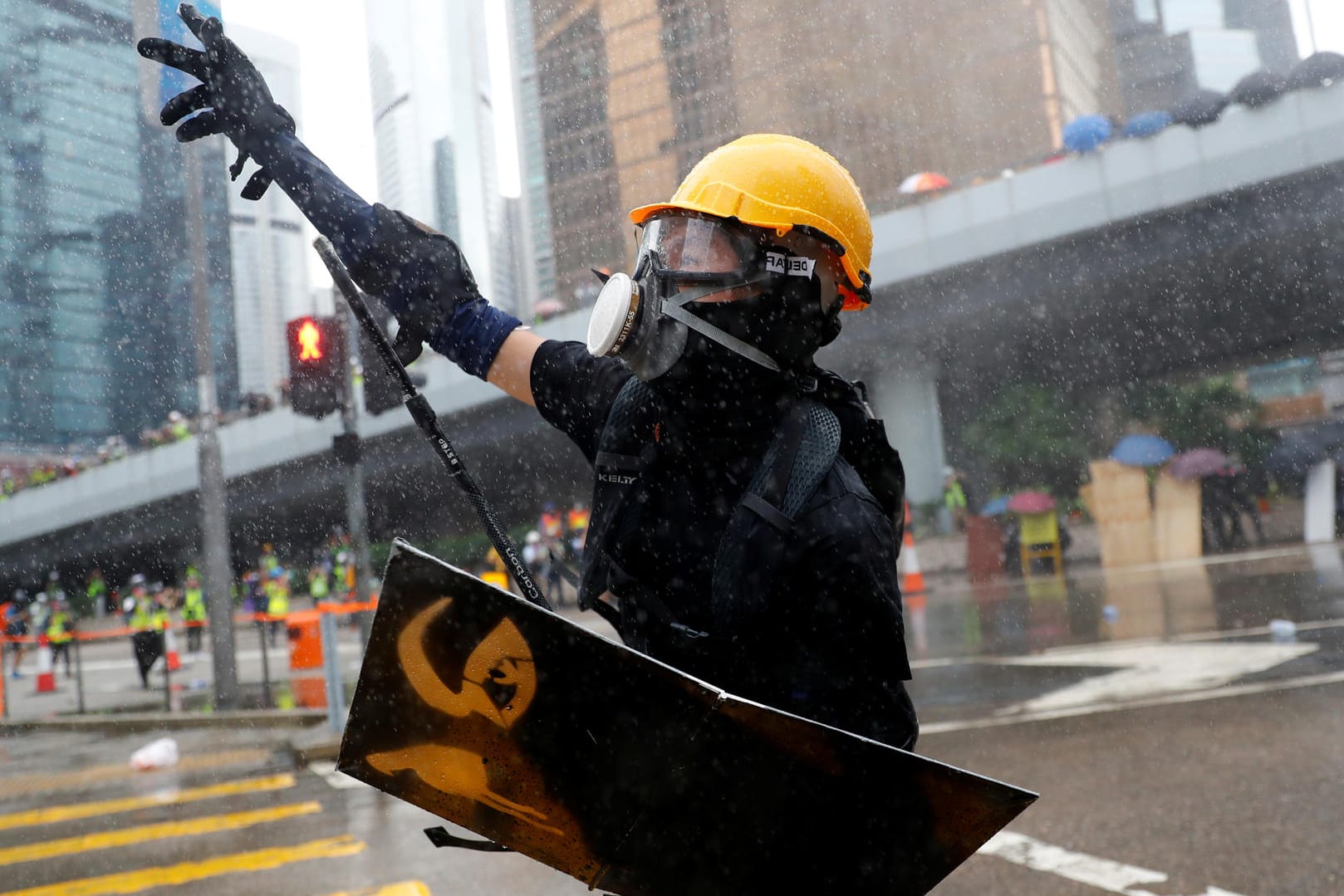 Demonstrant in Hongkong: Die Polizei setzt Wasserwerfer und Tränengas ein, um einen erneuten Sturm auf das Parlament zu verhindern.