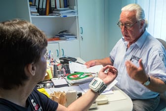 Landarzt Lothar Kruse untersucht einen Patienten (Archivbild): Fachärzte erhalten ab September neue Anreize für eine schnelle Terminvergabe.