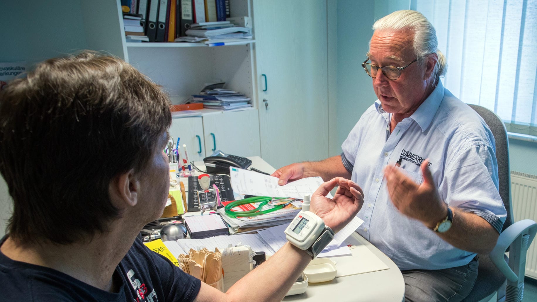 Landarzt Lothar Kruse untersucht einen Patienten (Archivbild): Fachärzte erhalten ab September neue Anreize für eine schnelle Terminvergabe.