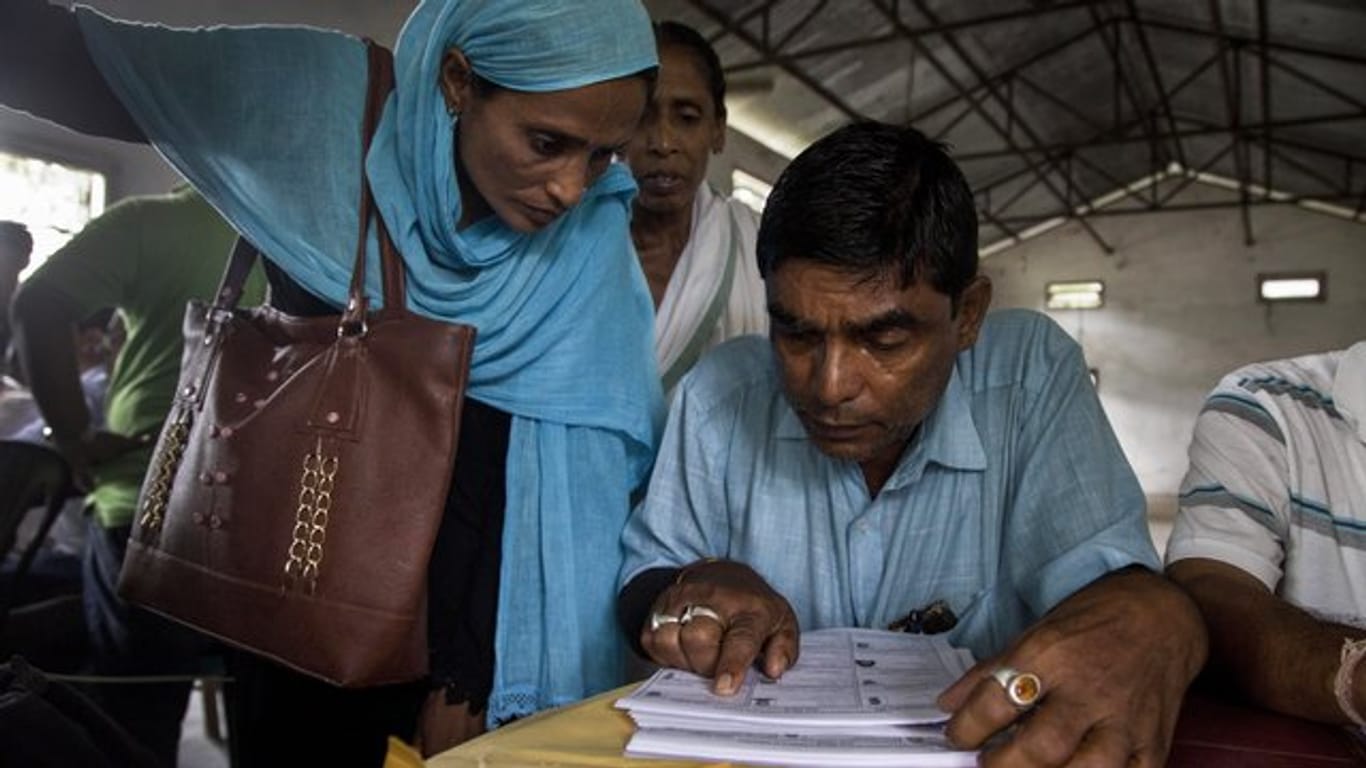 Dorfbewohner überprüfen in der Liste des National Register of Citizens (NRC) in Assam ihre Namen.