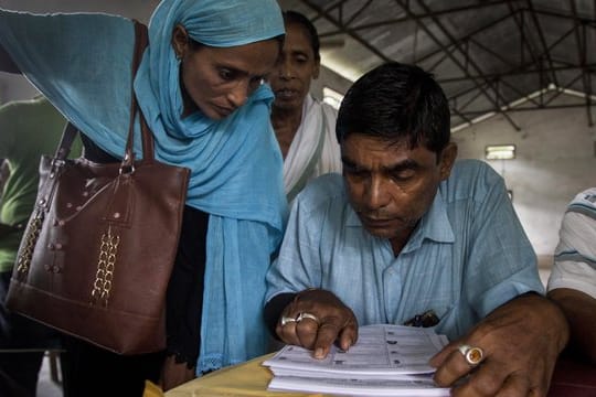 Dorfbewohner überprüfen in der Liste des National Register of Citizens (NRC) in Assam ihre Namen.