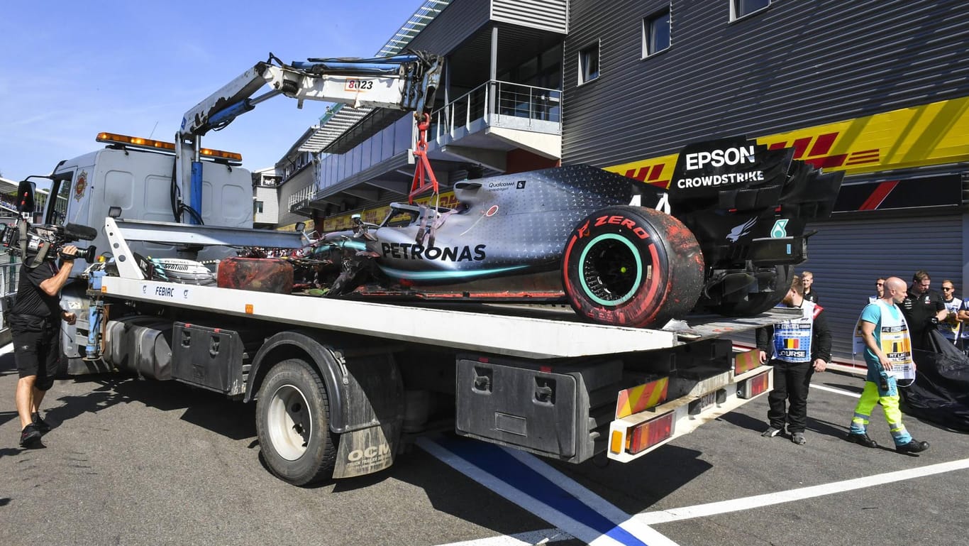 Mercedes-Unfall im Training: Der Wagen von Lewis Hamilton muss abtransportiert werden.