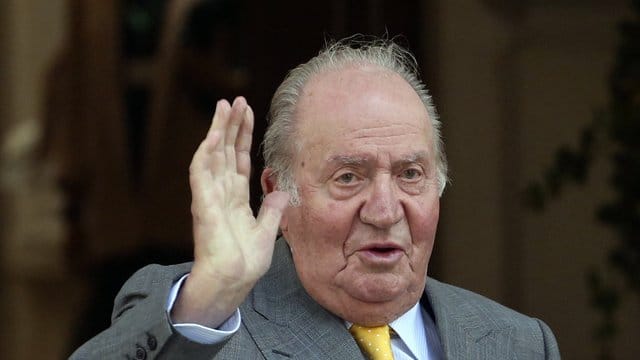 Spaniens Ex-König Juan Carlos hat eine Woche nach seiner Herz-Operation das Krankenhaus verlassen. Spaniens Ex-König Juan Carlos hat eine Woche nach seiner Herz-Operation das Krankenhaus verlassen.