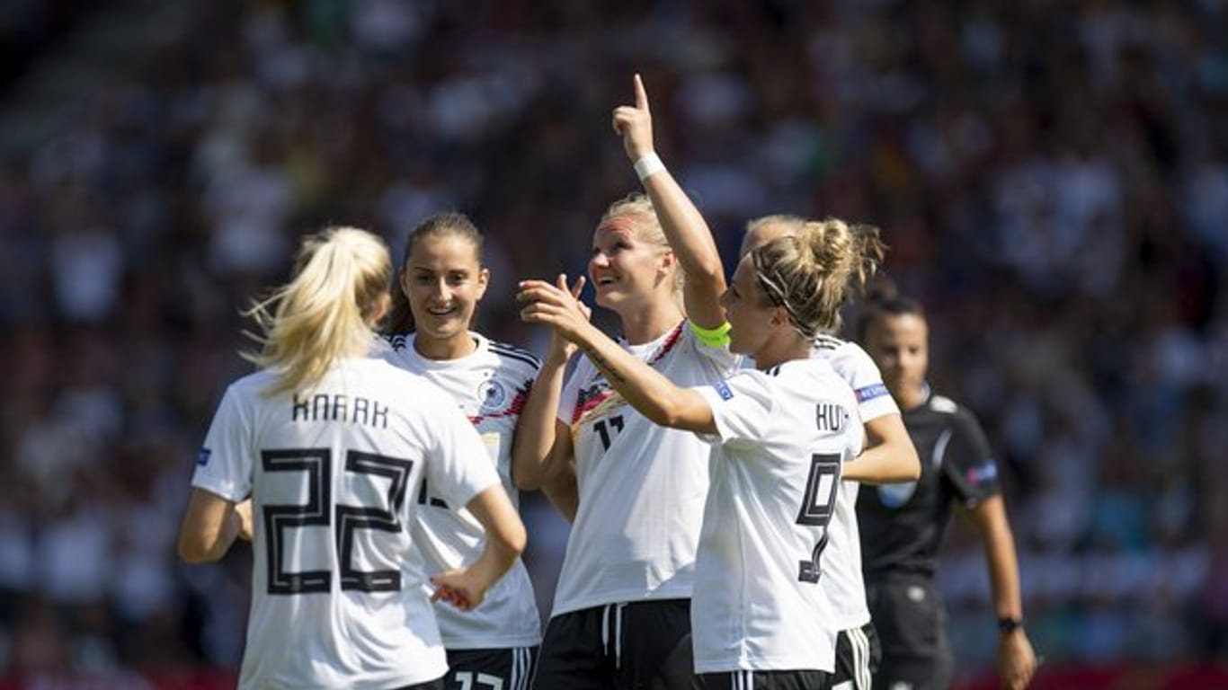 Die DFB-Spielerinnen feiern ihren Sieg gegen Montenegro.