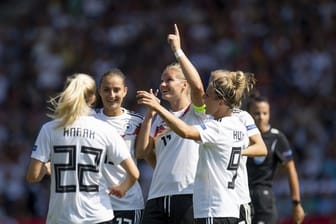 Die DFB-Spielerinnen feiern ihren Sieg gegen Montenegro.