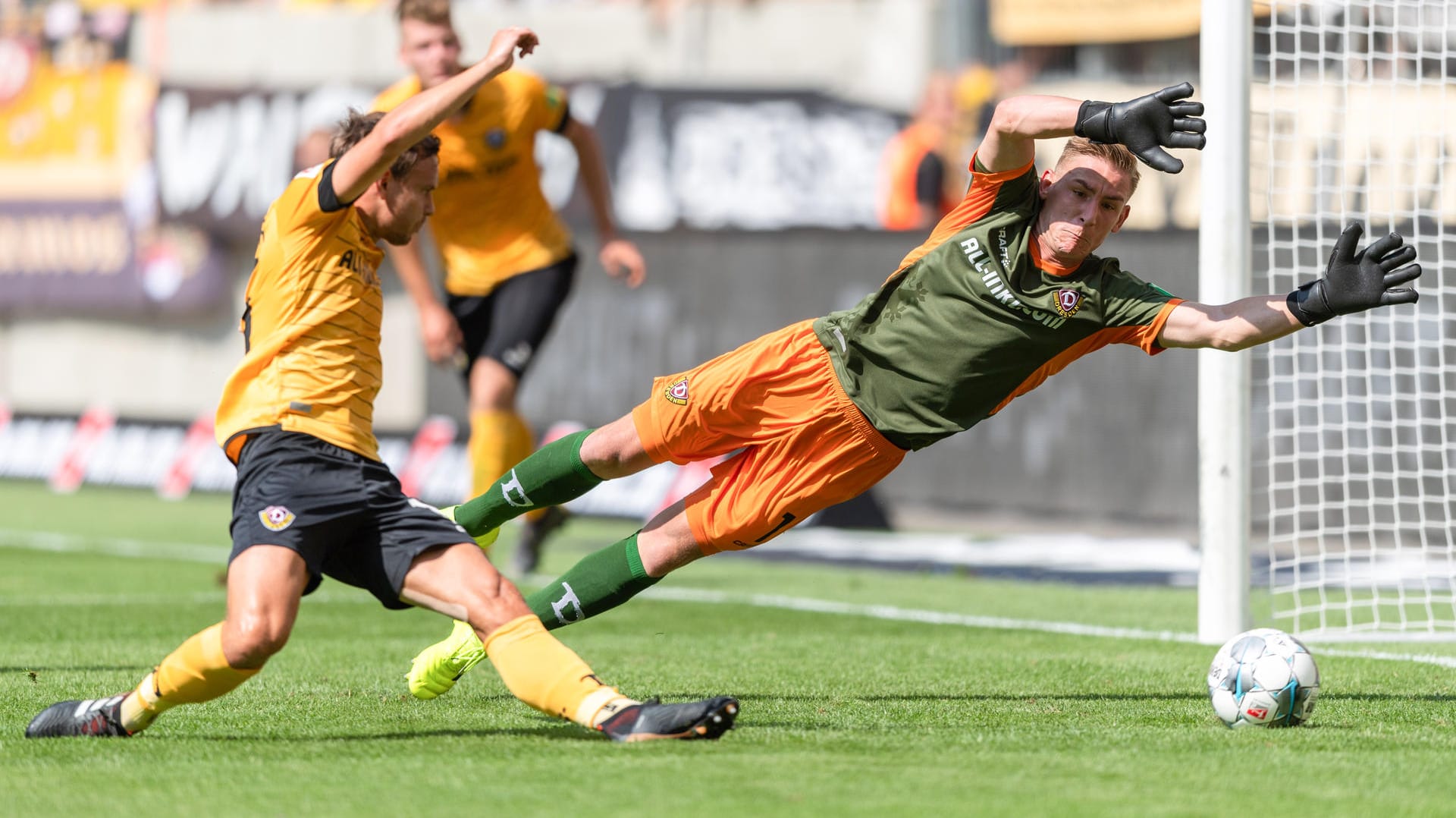 Trotz vollem Einsatz: Dynamos Torwart Kevin Broll (r.) und Chris Löwe können in dieser Szene das Gegentor zum zwischenzeitlichen 0:2 gegen St. Pauli nicht verhindern. Am Ende hieß es 3:3.