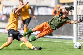Trotz vollem Einsatz: Dynamos Torwart Kevin Broll (r.) und Chris Löwe können in dieser Szene das Gegentor zum zwischenzeitlichen 0:2 gegen St. Pauli nicht verhindern. Am Ende hieß es 3:3.