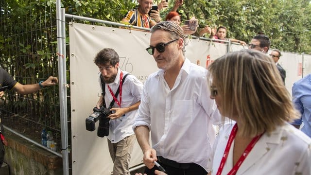 Joaquin Phoenix (M) verkörpert den legendären Batman-Gegenspieler Joker. Joaquin Phoenix (M) verkörpert den legendären Batman-Gegenspieler Joker.
