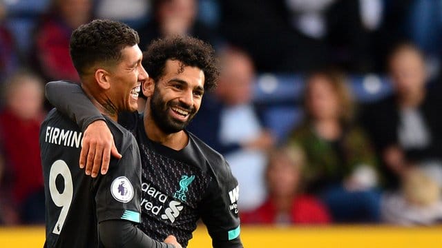 Liverpools Roberto Firmino (l) jubelt mit seinem Teamkollegen Mohamed Salah über sein Tor zum 0:3. Liverpools Roberto Firmino (l) jubelt mit seinem Teamkollegen Mohamed Salah über sein Tor zum 0:3.