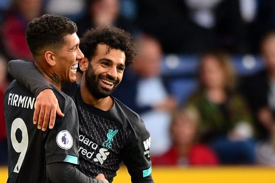 Liverpools Roberto Firmino (l) jubelt mit seinem Teamkollegen Mohamed Salah über sein Tor zum 0:3.