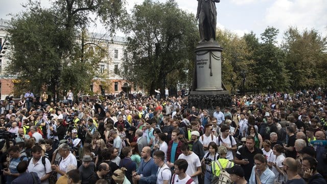 In Moskau haben erneut Tausende Menschen für freie Wahlen demonstriert. In Moskau haben erneut Tausende Menschen für freie Wahlen demonstriert.