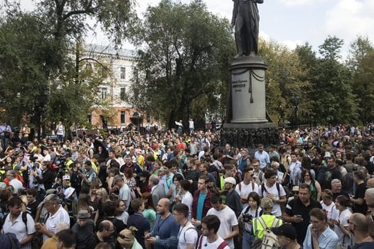 In Moskau haben erneut Tausende Menschen für freie Wahlen demonstriert.