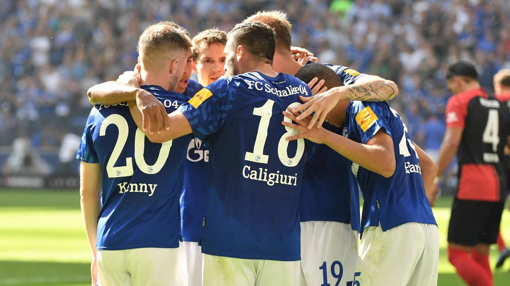 Schalke ist erlöst: Das Team um Daniel Caligiuri holt den ersten Sieg der Saison.