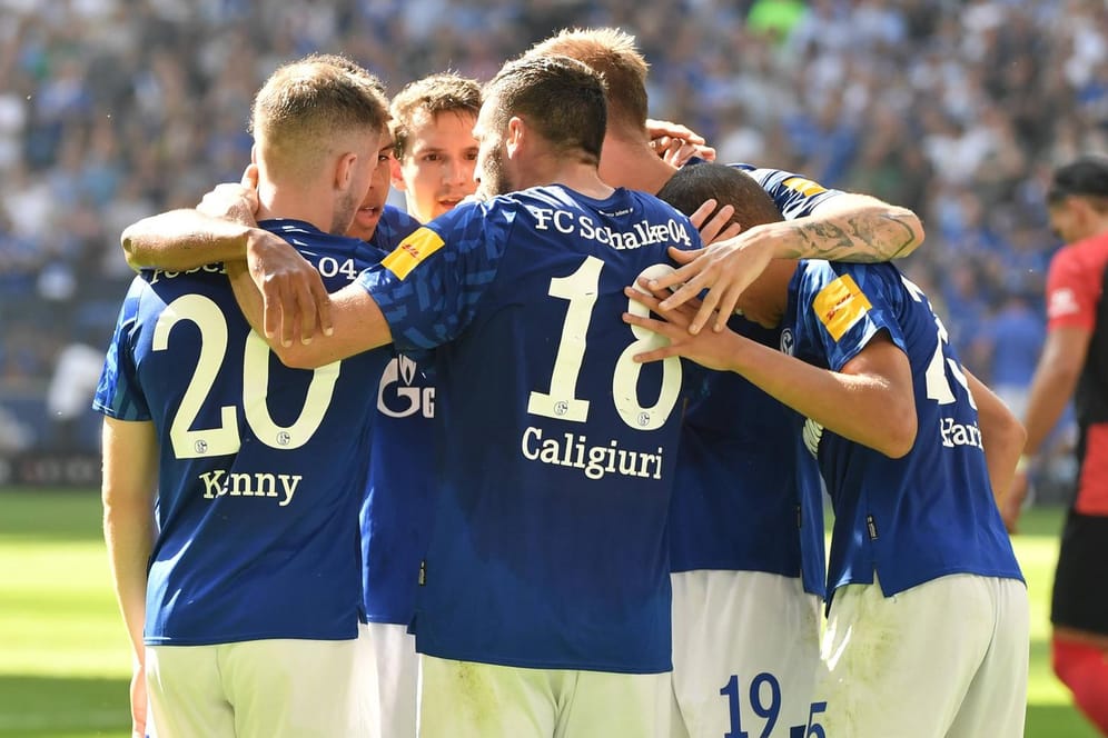 Schalke ist erlöst: Das Team um Daniel Caligiuri holt den ersten Sieg der Saison.