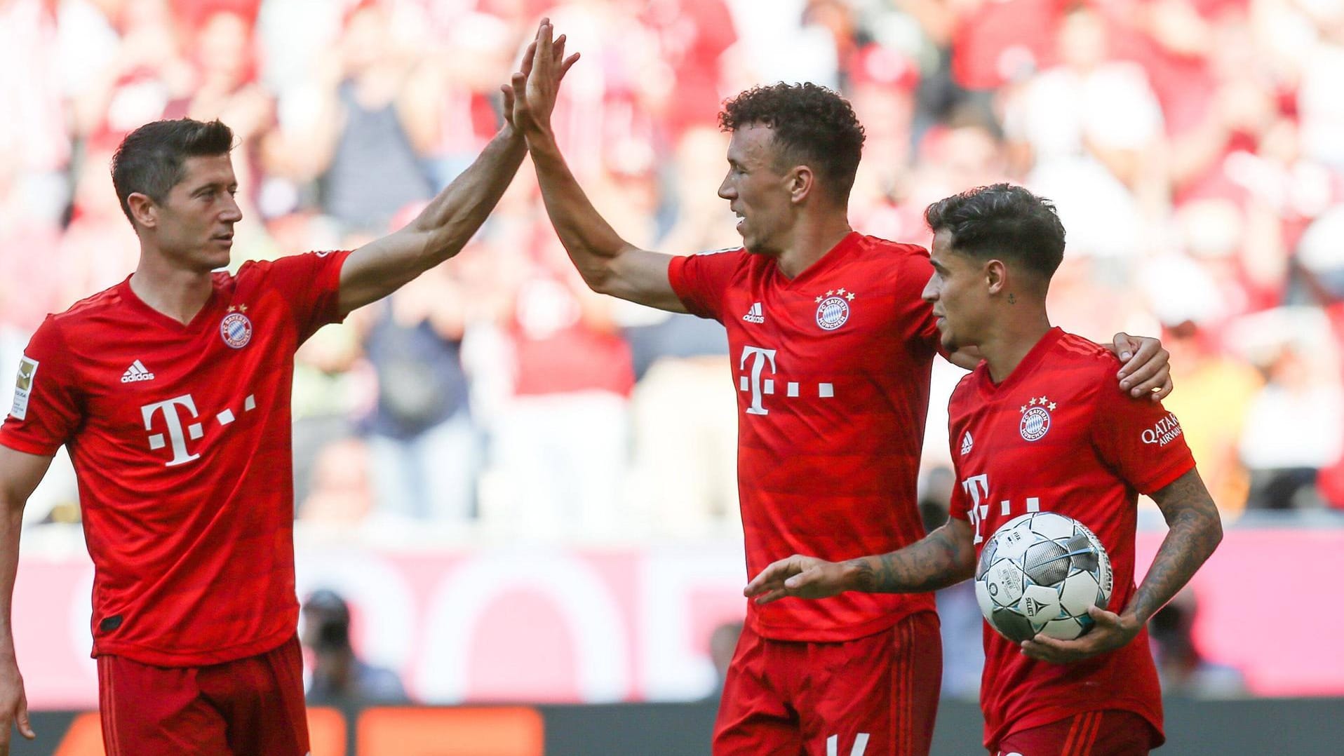 Bayern-Neuzugänge Ivan Perisic (M.) und Philippe Coutinho (r.): Sieg beim Heimdebüt.