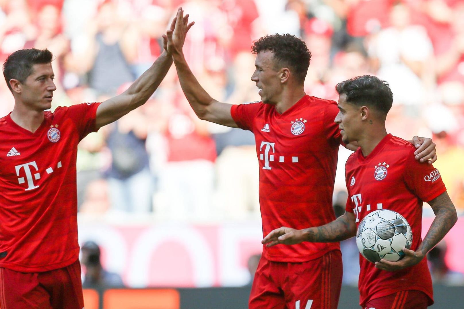 Bayern-Neuzugänge Ivan Perisic (M.) und Philippe Coutinho (r.): Sieg beim Heimdebüt.