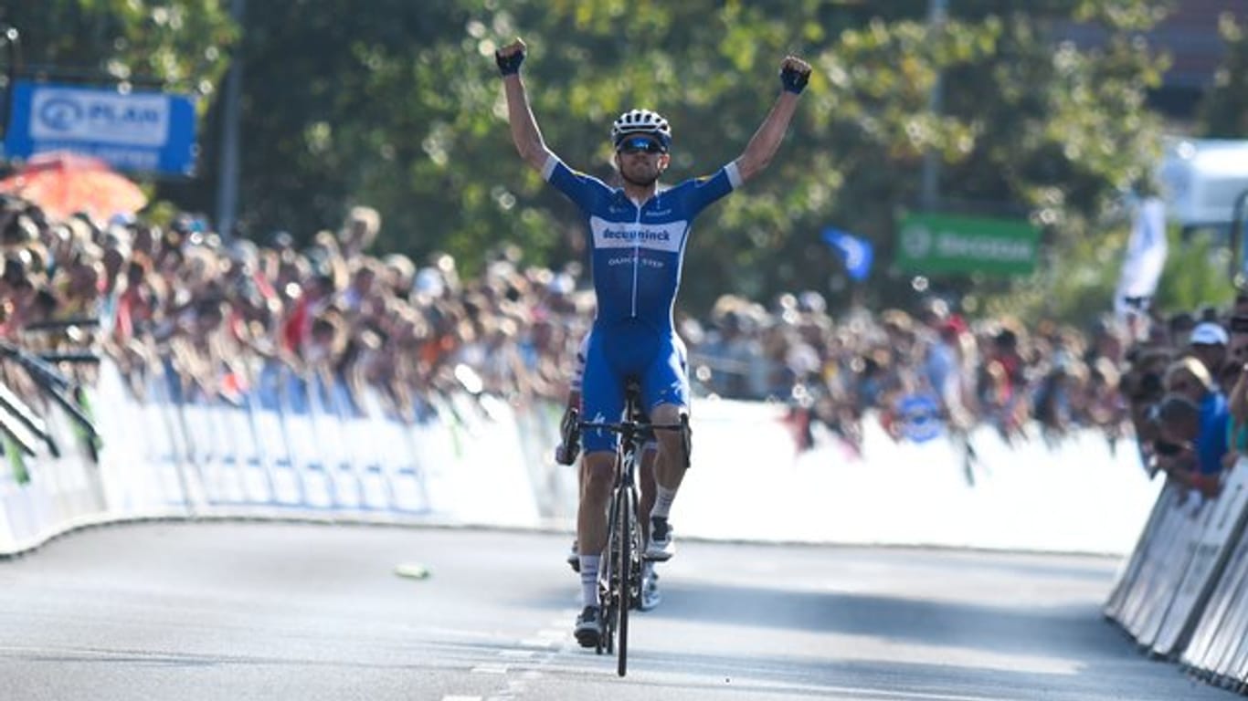 Der Däne Kasper Asgreen vom Team Deceuninck-Quickstep bejubelt seinen Etappensieg.
