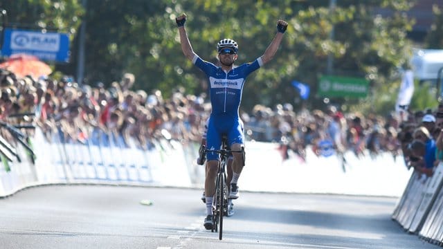 Der Däne Kasper Asgreen vom Team Deceuninck-Quickstep bejubelt seinen Etappensieg.