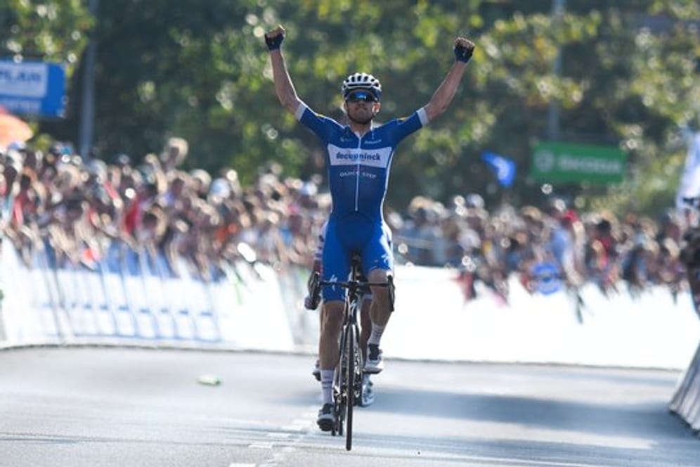 Der Däne Kasper Asgreen vom Team Deceuninck-Quickstep bejubelt seinen Etappensieg.