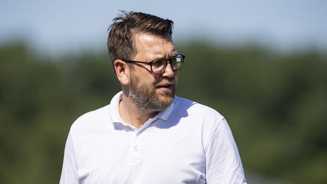 Paderborns Sport-Geschäftsführer Martin Przondziono will für seinen Verein noch einen Spieler verpflichten.