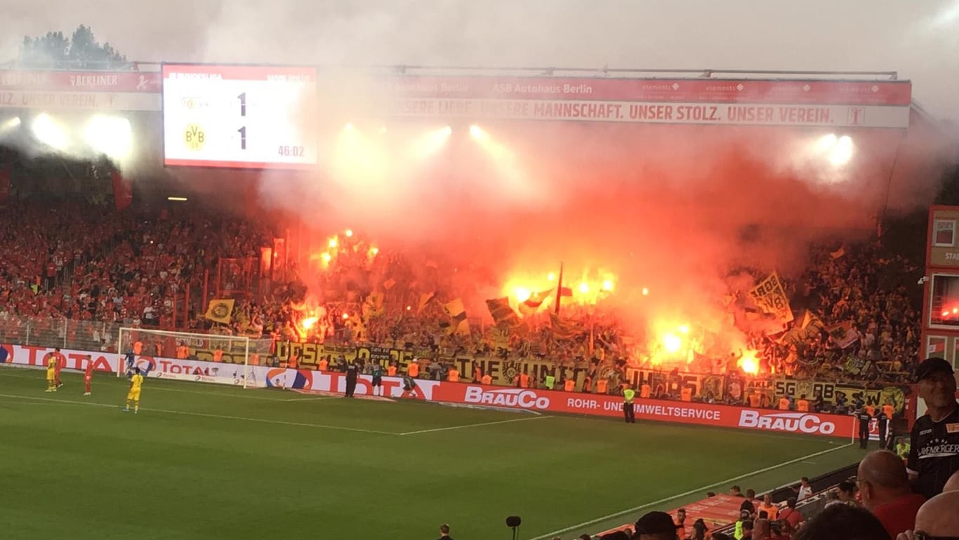 Die Dortmunder Fans zündeten während der Partie in Berlin Pyrotechnik.