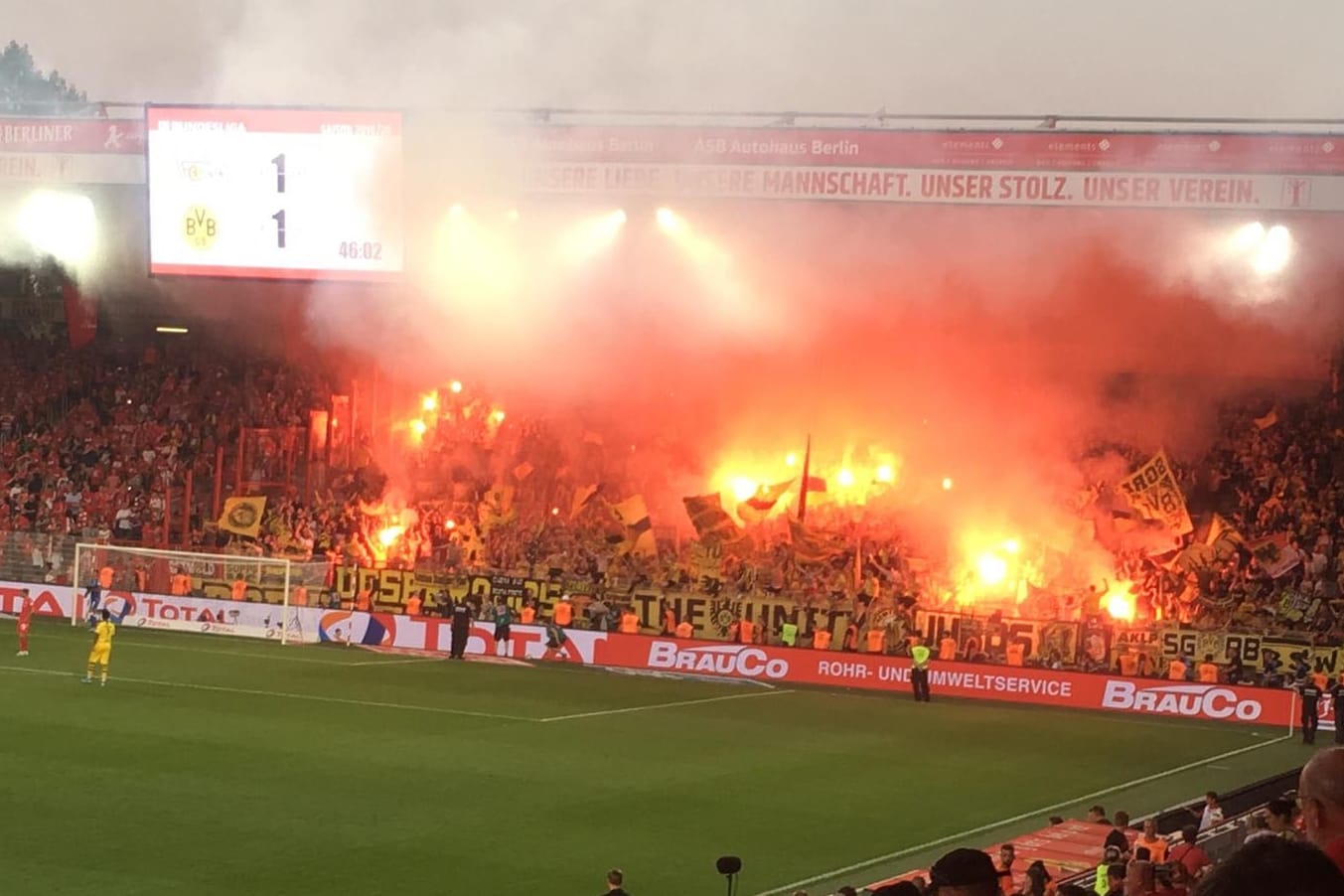 Die Dortmunder Fans zündeten während der Partie in Berlin Pyrotechnik.