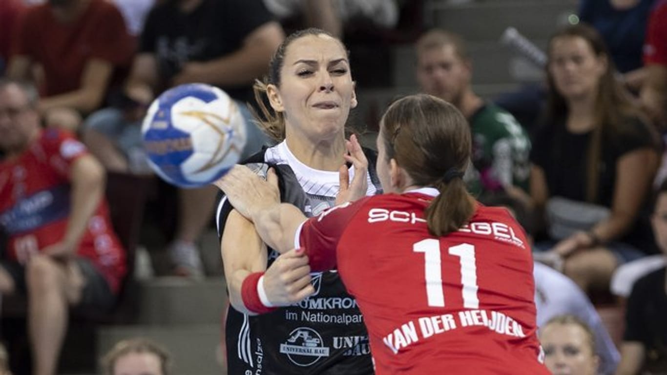 Bietigheims Laura van der Heijden (r) spielt gegen Thüringens Iveta Koresova.