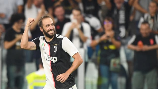 Gonzalo Higuain von Juventus jubelt über sein Tor zum 0:2.