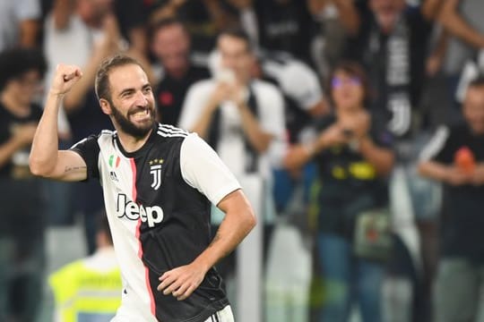 Gonzalo Higuain von Juventus jubelt über sein Tor zum 0:2.