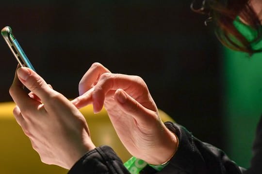 Beim Online-Banking am heimischen Computer können sie Überweisungen künftig nicht mehr durch Eingabe einer sechsstelligen Ziffernfolge freigeben, die sie von einer gedruckten Liste abtippen. Beim Online-Banking am heimischen Computer können sie Überweisungen künftig nicht mehr durch Eingabe einer sechsstelligen Ziffernfolge freigeben, die sie von einer gedruckten Liste abtippen.