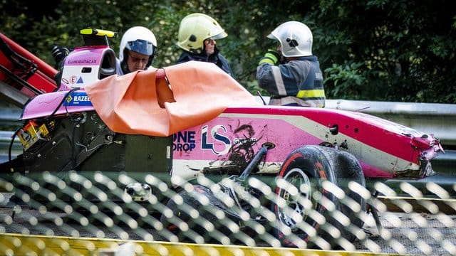 Das Wrack des Rennwagens von Anthoine Hubert nach dem schweren Unfall. Das Wrack des Rennwagens von Anthoine Hubert nach dem schweren Unfall.