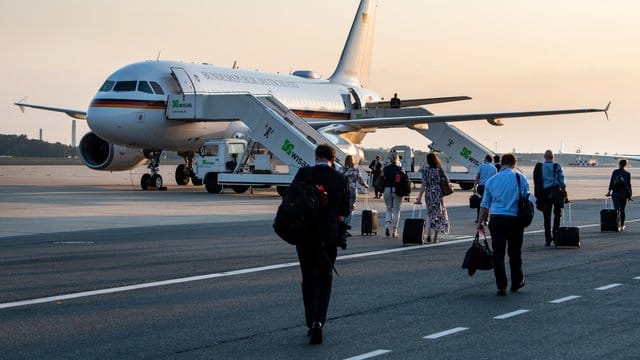 Die Delegationsmitglieder von Bundespräsident Steinmeier steigen in ein Flugzeug der Flugbereitschaft der Bundeswehr.