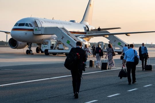 Die Delegationsmitglieder von Bundespräsident Steinmeier steigen in ein Flugzeug der Flugbereitschaft der Bundeswehr.